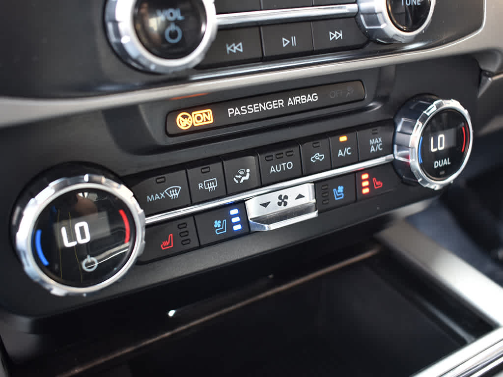 2022 Ford F-350 Lariat photo 18