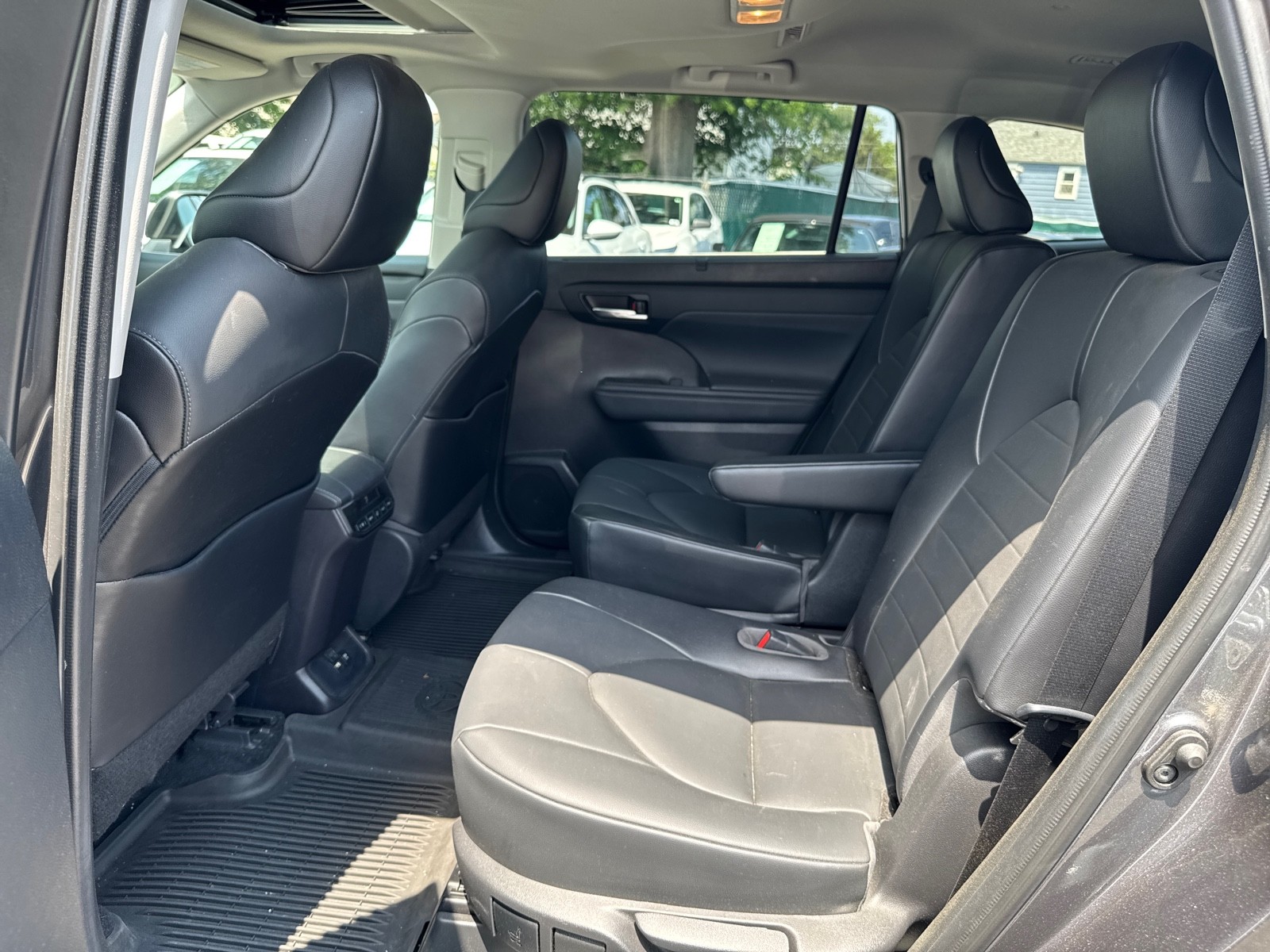 2021 Toyota Highlander XLE photo 8