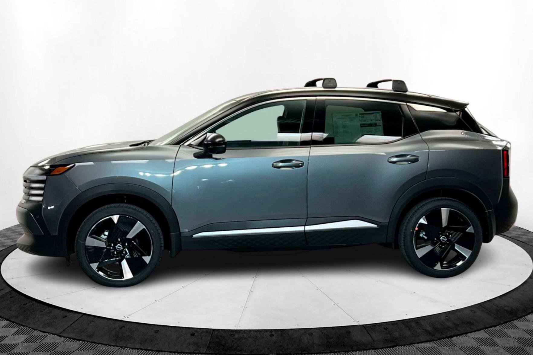 2025 Nissan Kicks SR photo 2