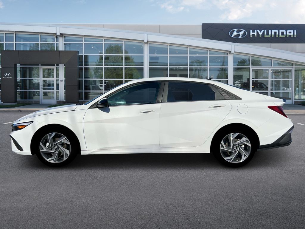 2025 Hyundai Elantra SEL Sport photo 3