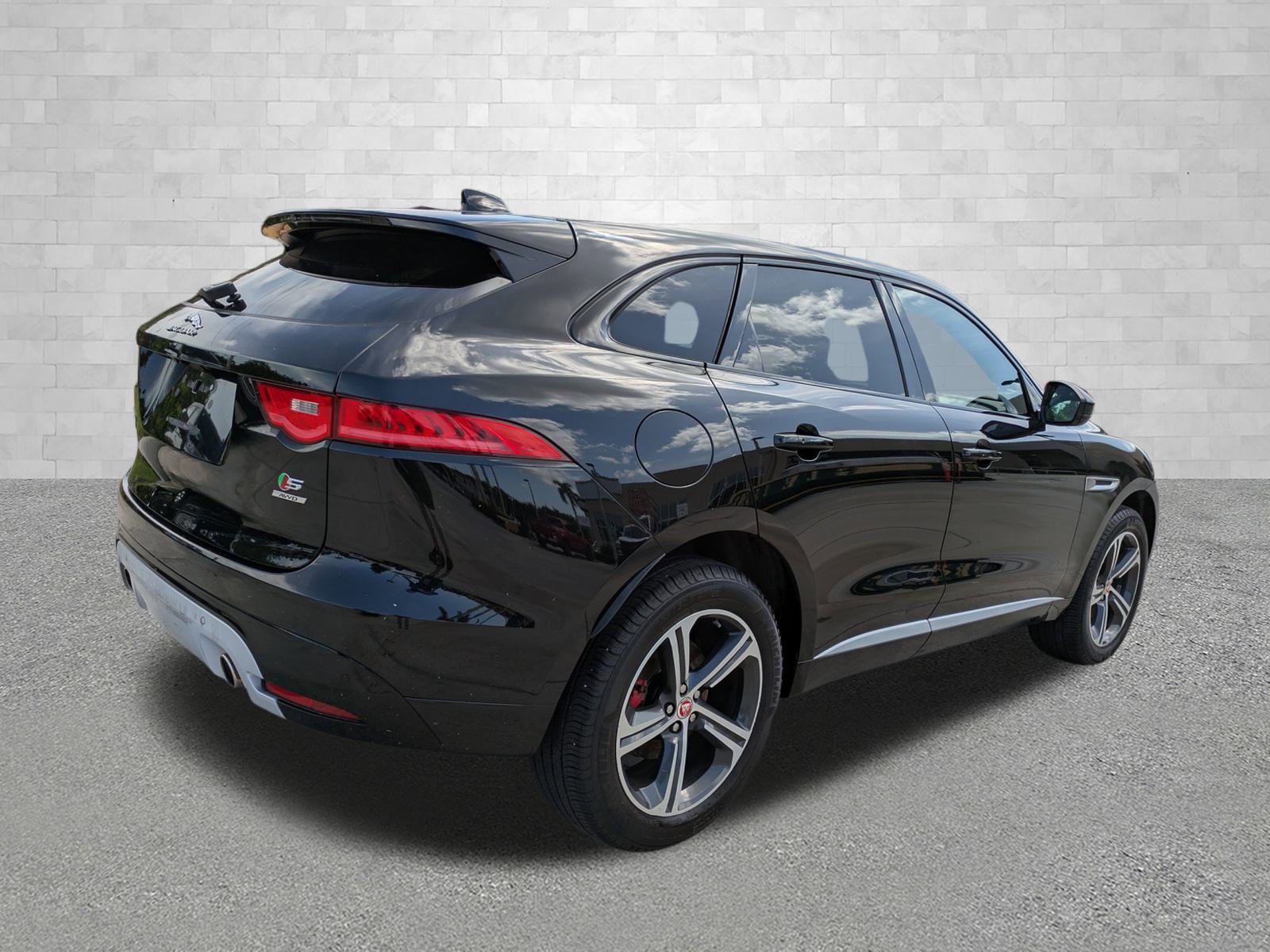 2017 Jaguar F-PACE S photo 2