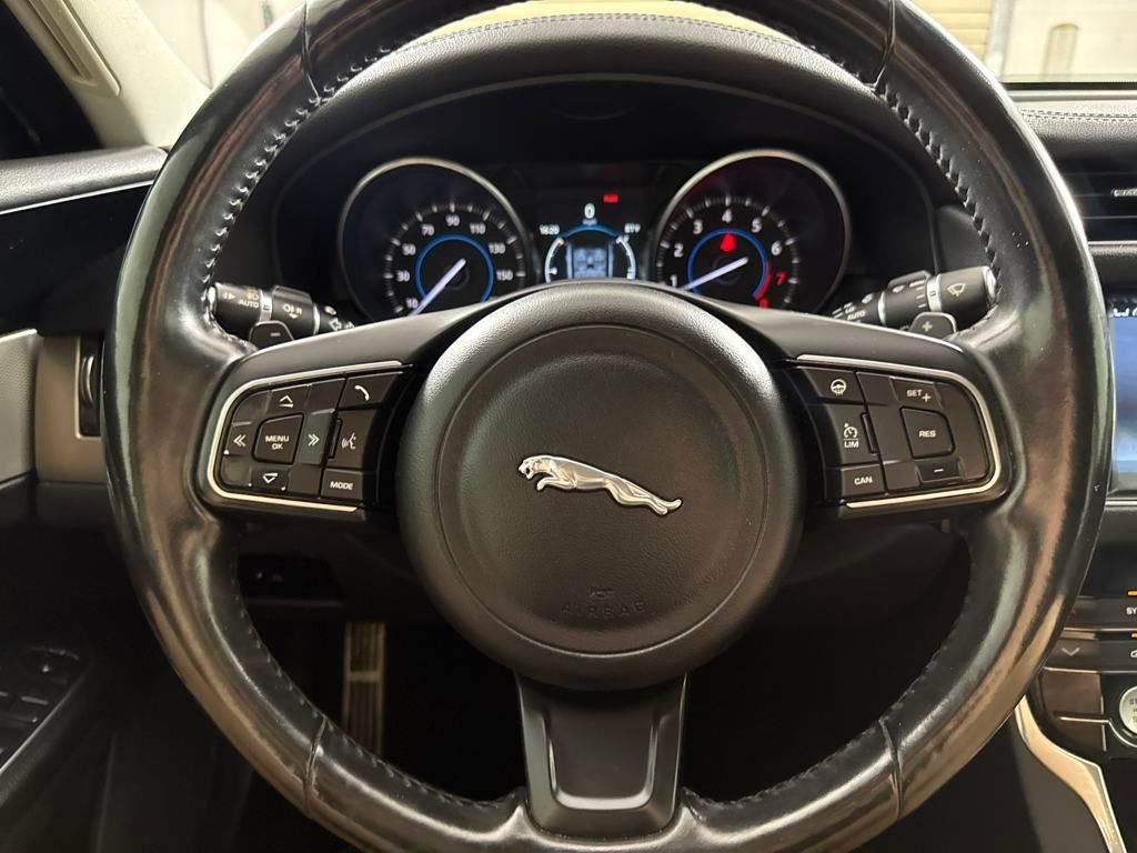 2017 Jaguar XF 35t Premium AWD photo 12