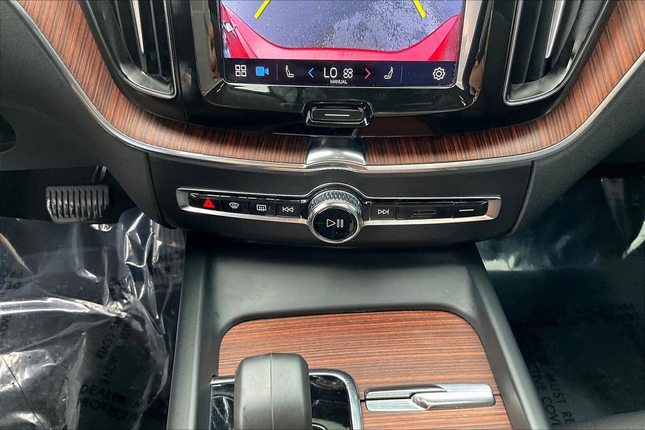2023 Volvo XC60 B5 Plus photo 14