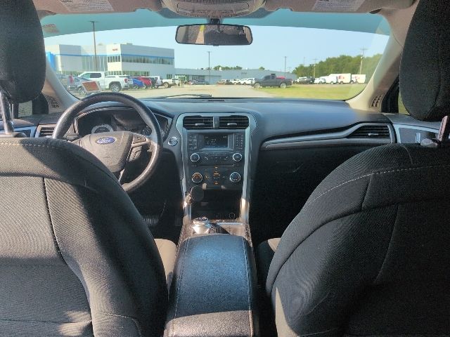 2017 Ford Fusion SE photo 9