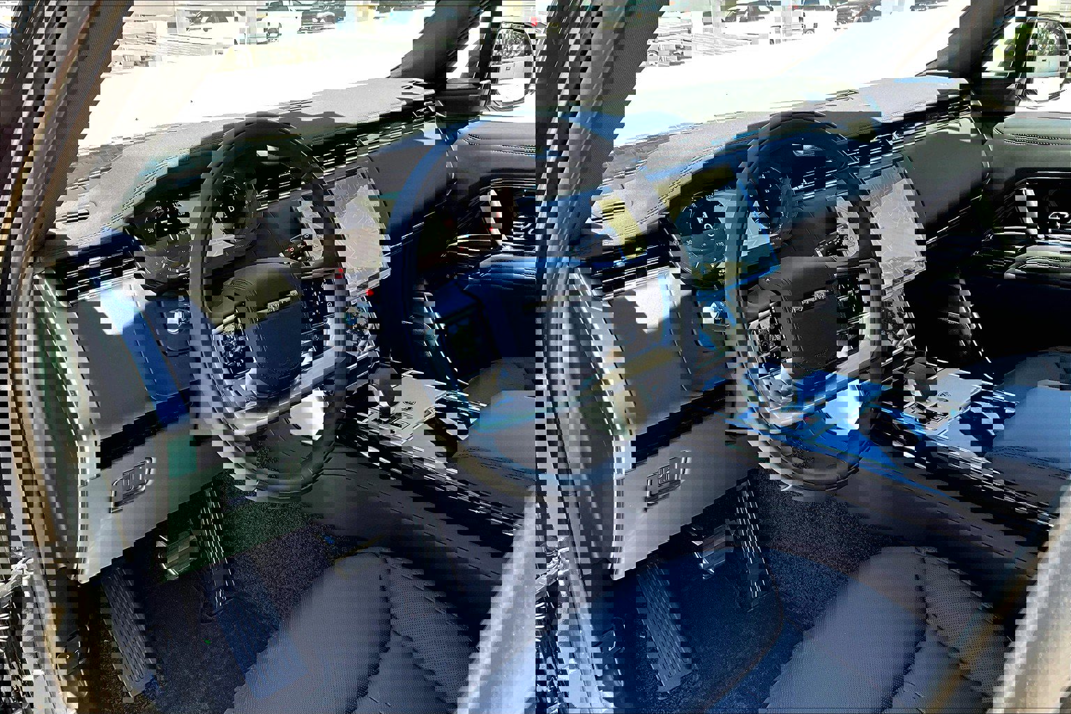 2025 Land Rover Range Rover SE photo 5