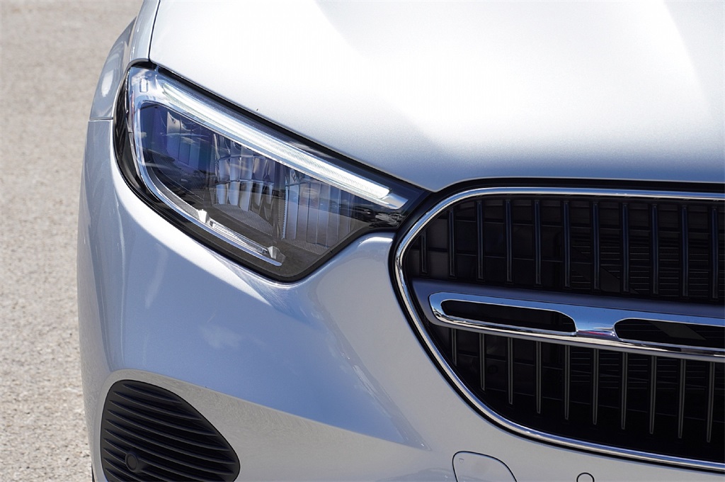 2026 Mercedes Benz GLC 300 photo 8