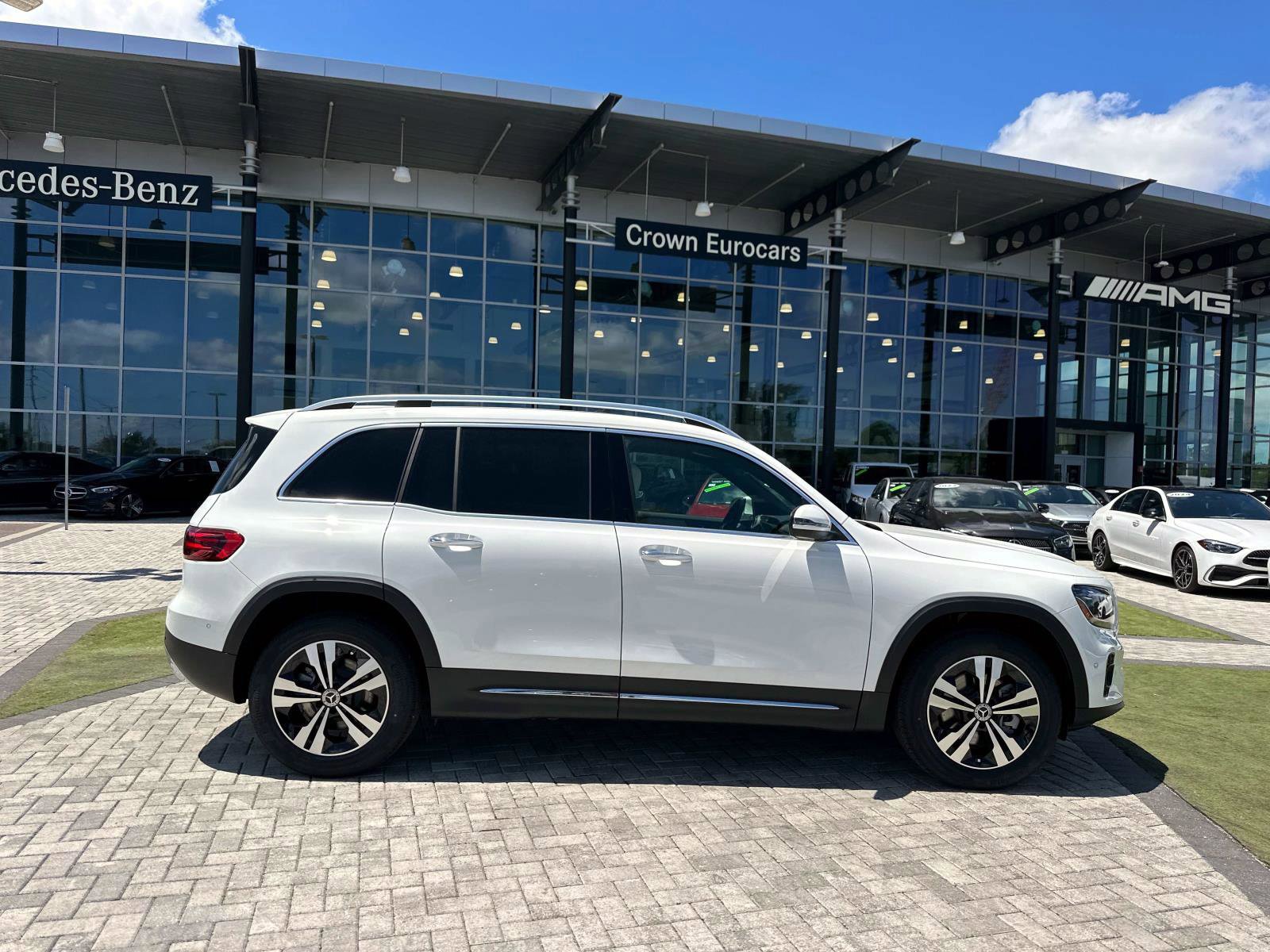 2025 Mercedes Benz GLB 250 photo 3