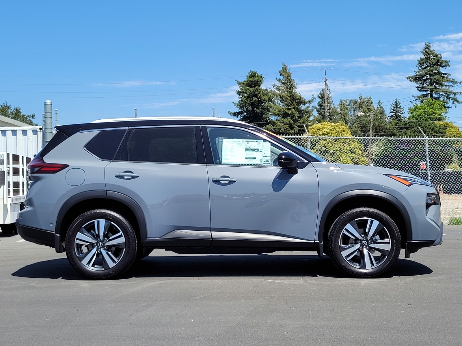 2025 Nissan Rogue SL photo 4