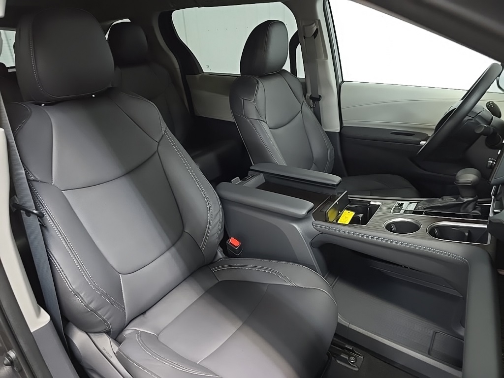 2021 Toyota Sienna LE photo 14