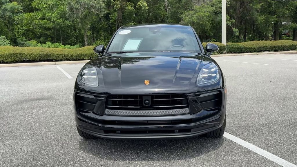 2025 Porsche Macan Base photo 3