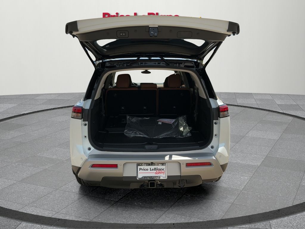 2025 Nissan Pathfinder Platinum photo 18