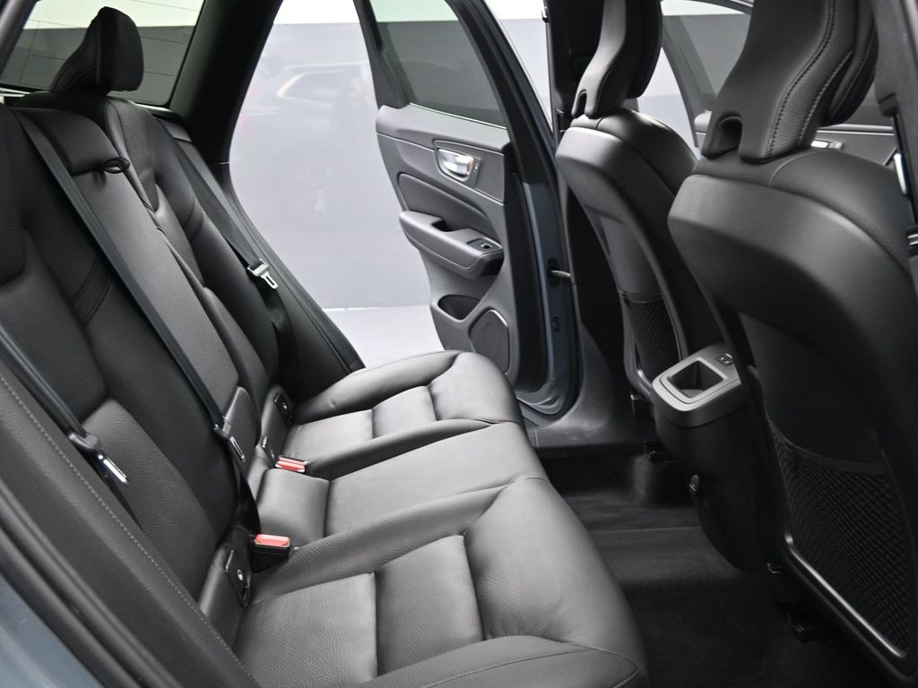 2023 Volvo XC60 B5 Plus photo 15