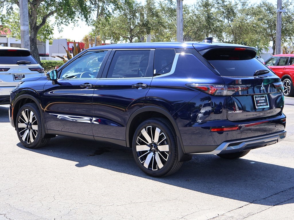 2025 Mitsubishi Outlander SE photo 4