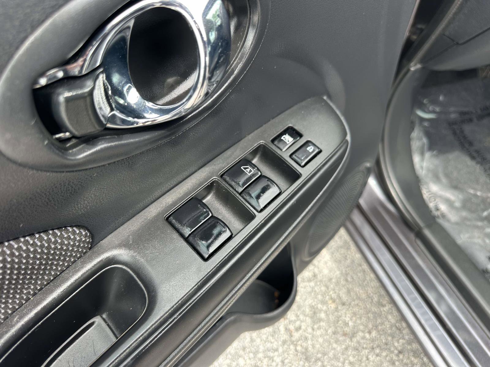 2015 Nissan Versa SV Sedan photo 15