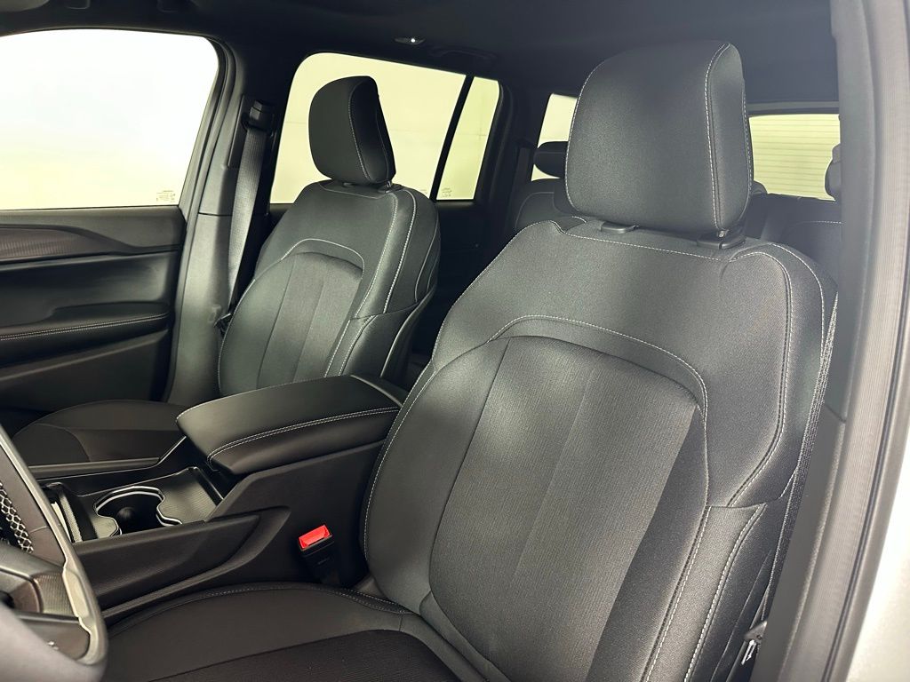 2025 Jeep Grand Cherokee Laredo photo 16