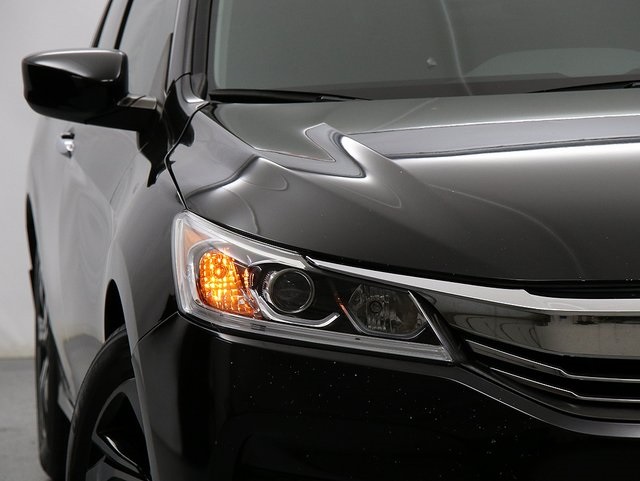 2017 Honda Accord LX photo 4