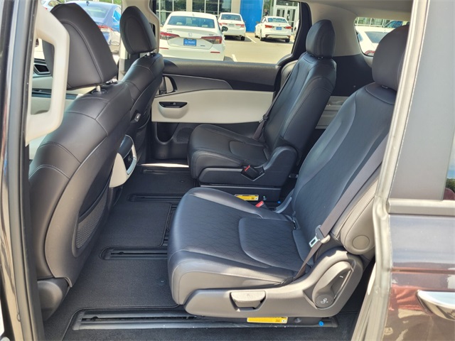2024 Kia Carnival LX photo 6