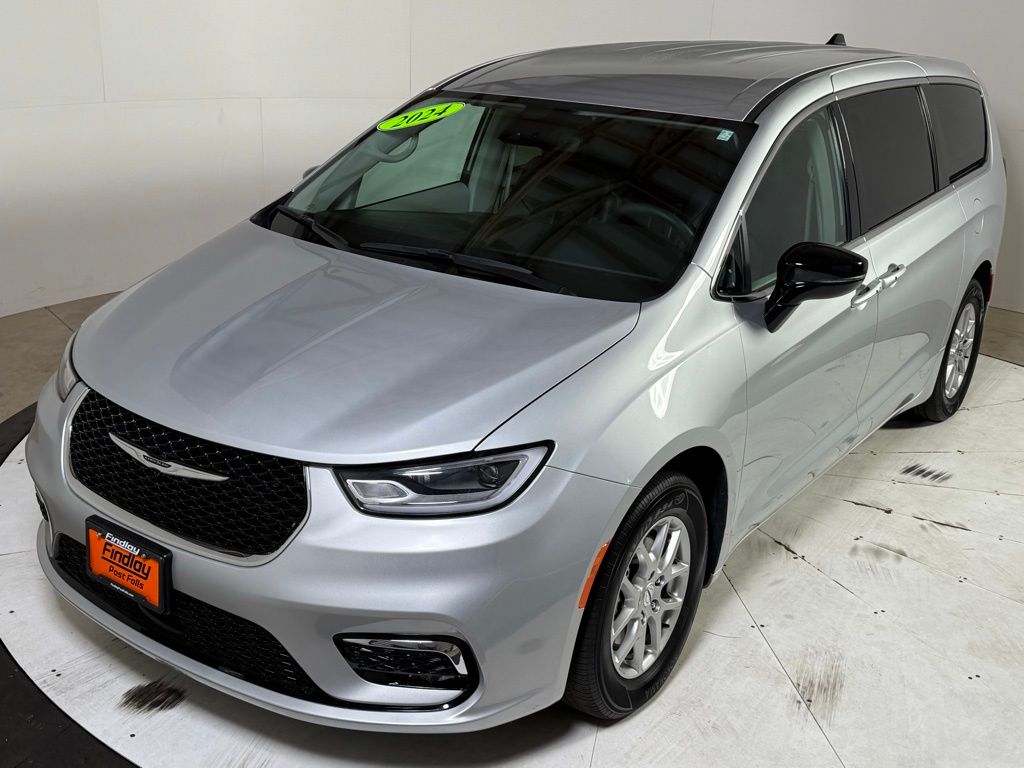 2024 Chrysler Pacifica Touring L photo 3