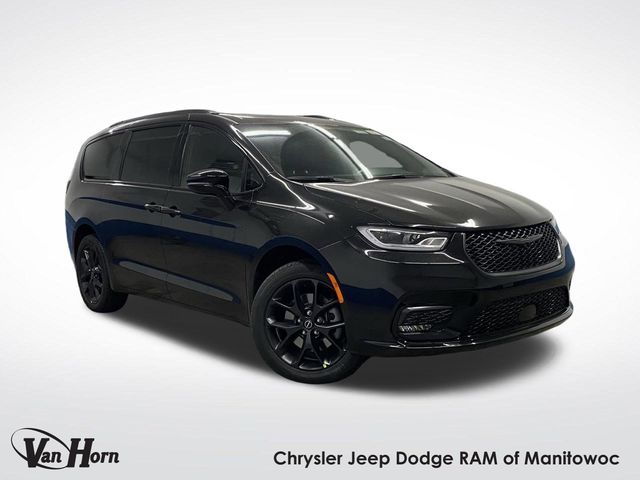 2026 Chrysler Pacifica Select's photo