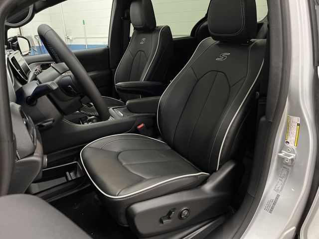 2026 Chrysler Pacifica Limited photo 3