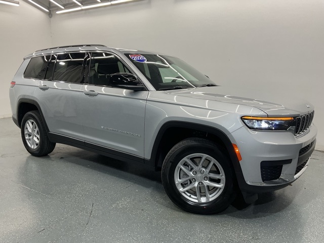 2025 Jeep Grand Cherokee Laredo photo 2