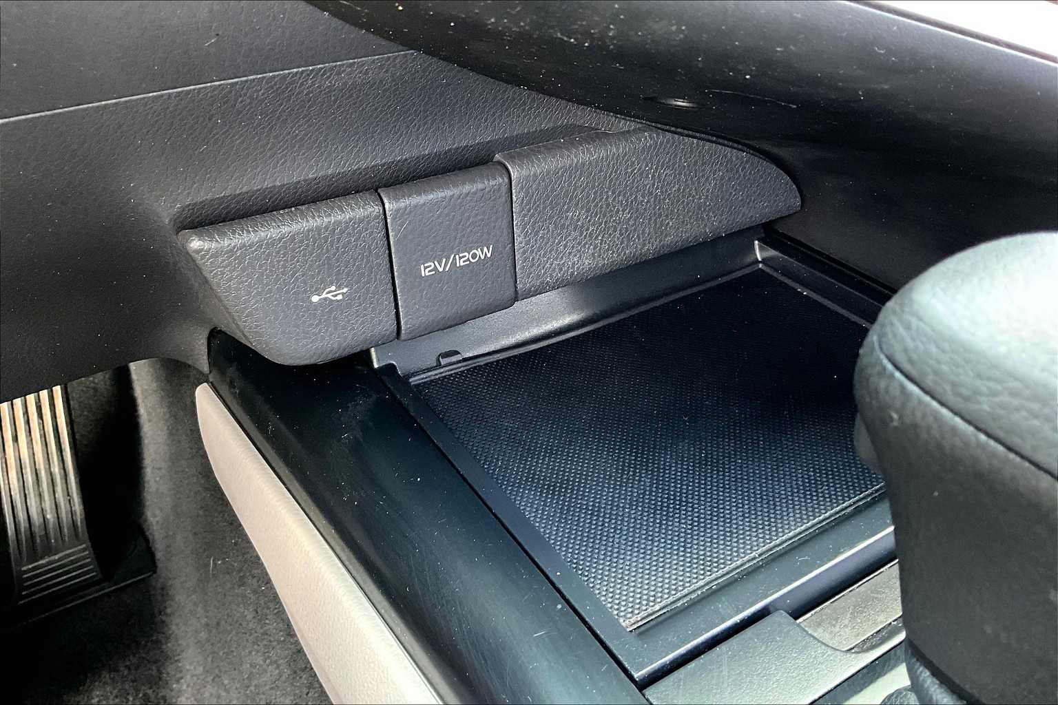 2020 Toyota Camry Hybrid LE photo 26