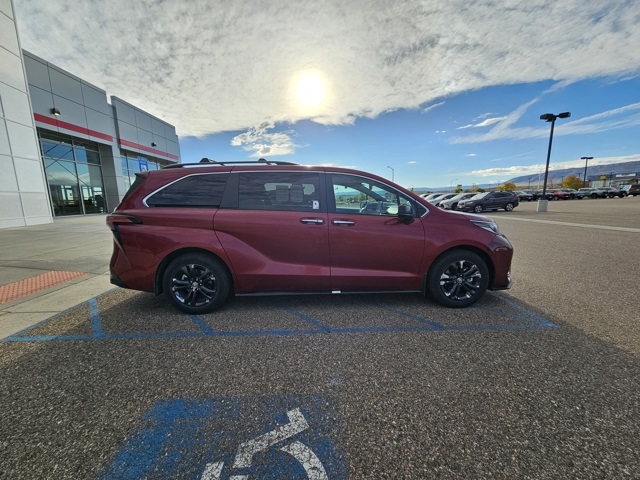 2024 Toyota Sienna XSE photo 2