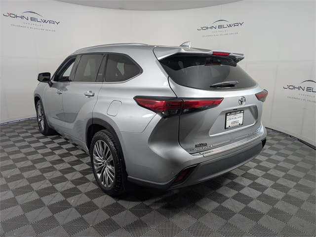 2022 Toyota Highlander Platinum photo 3