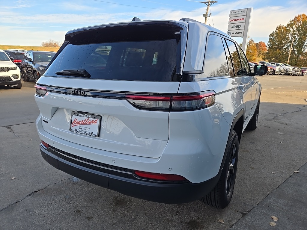 2025 Jeep Grand Cherokee Altitude photo 3