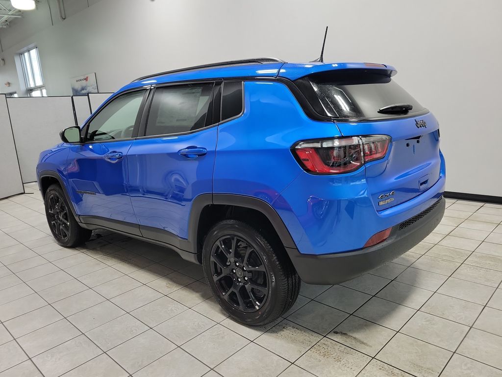 2025 Jeep Compass Latitude photo 2