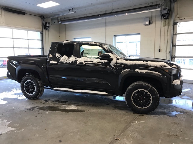 2025 Toyota Tacoma TRD Off-Road Double Cab photo 2