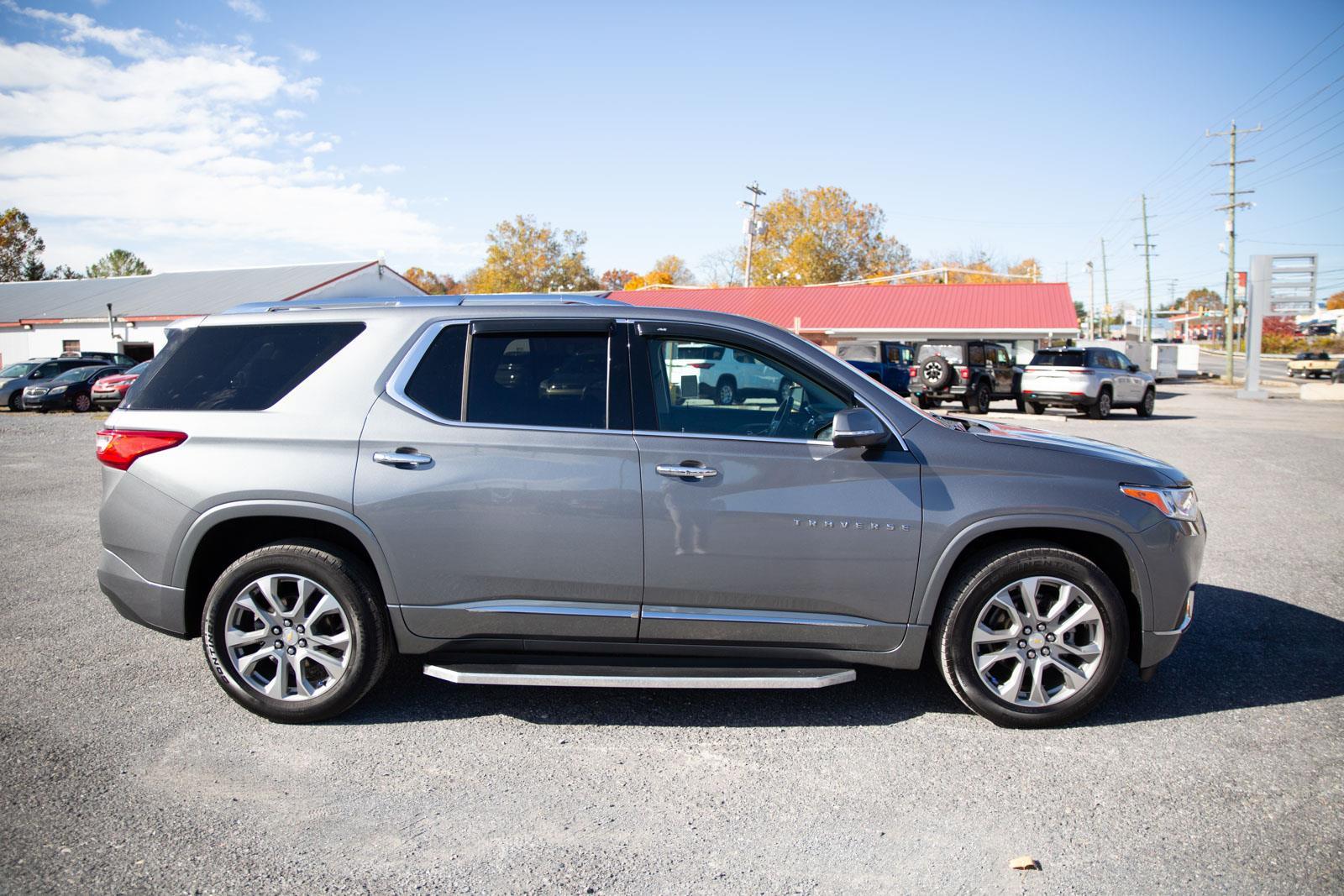 2021 Chevrolet Traverse Premier photo 2