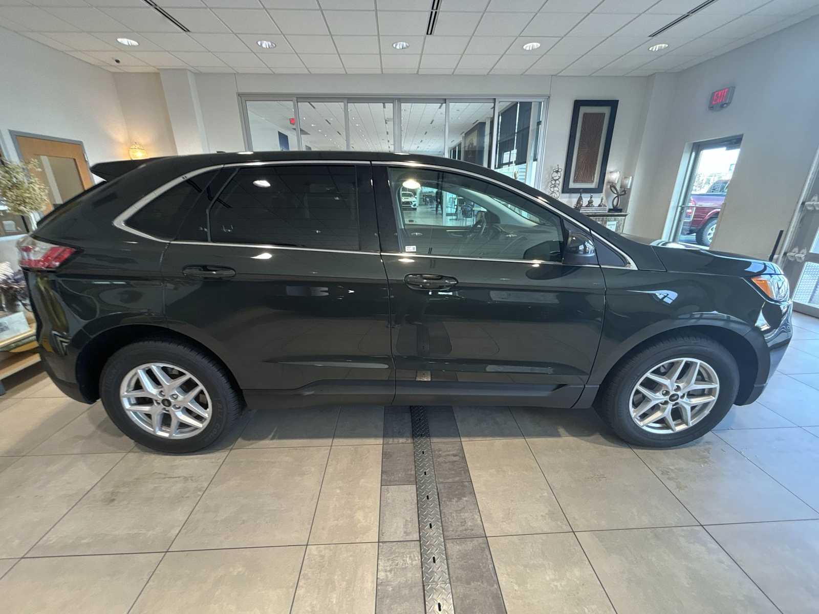 2024 Ford Edge SEL photo 2