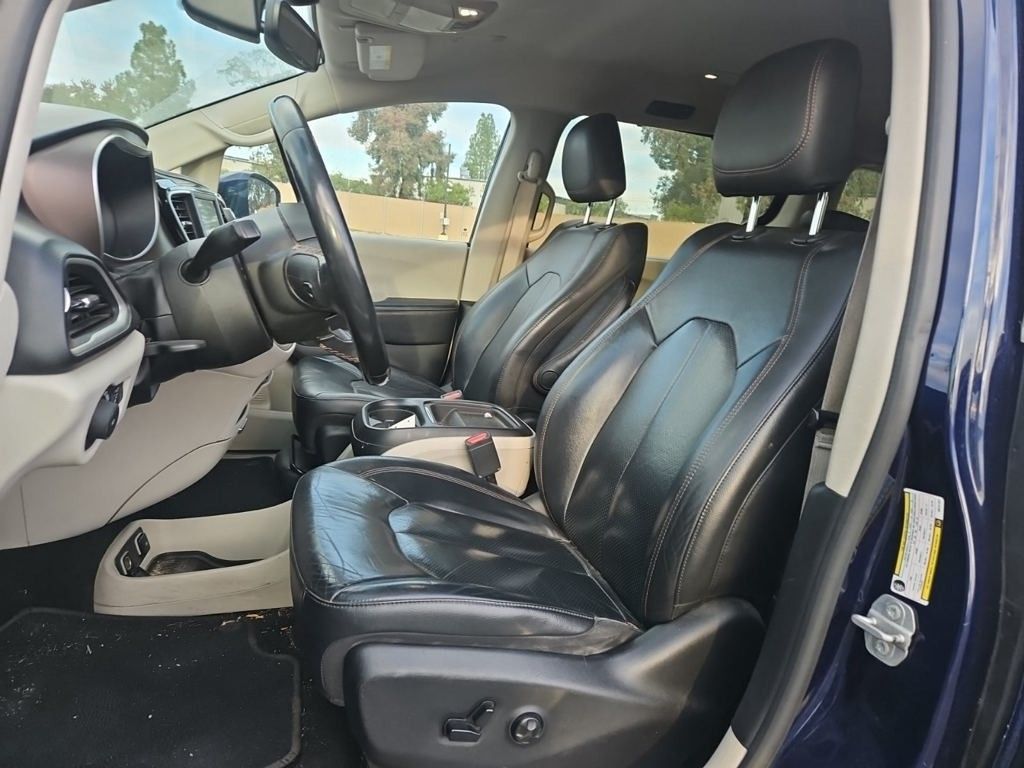 2019 Chrysler Pacifica Touring L photo 3