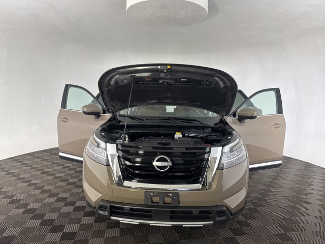 2023 Nissan Pathfinder Platinum photo 10