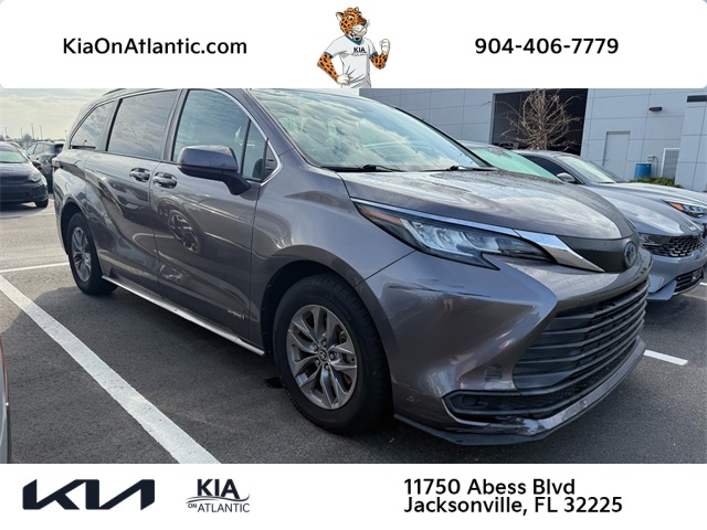 2021 Toyota Sienna LE's photo