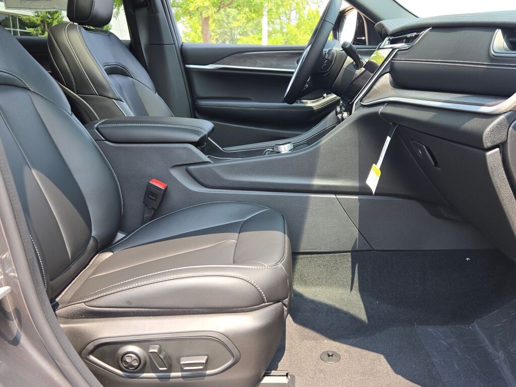 2025 Jeep Grand Cherokee Limited photo 4