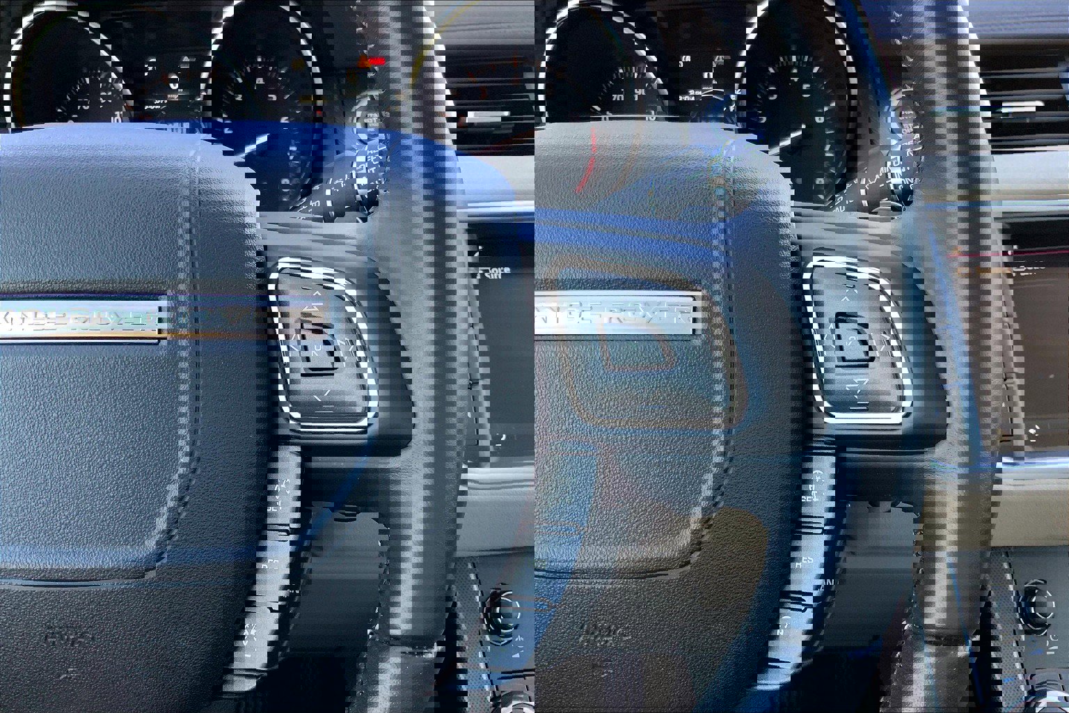 2019 Land Rover Range Rover Evoque SE photo 18
