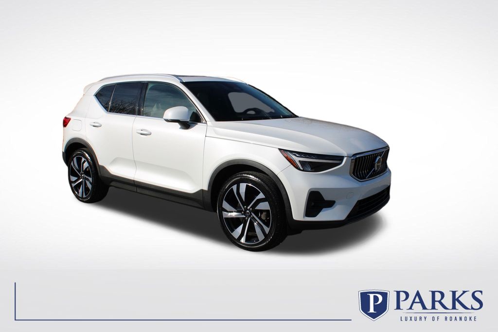 2023 Volvo XC40 Plus's photo