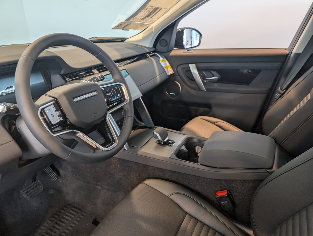 2025 Land Rover Discovery Sport S photo 11