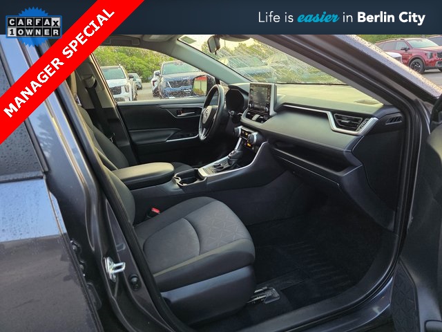 2020 Toyota RAV4 Hybrid XLE photo 3