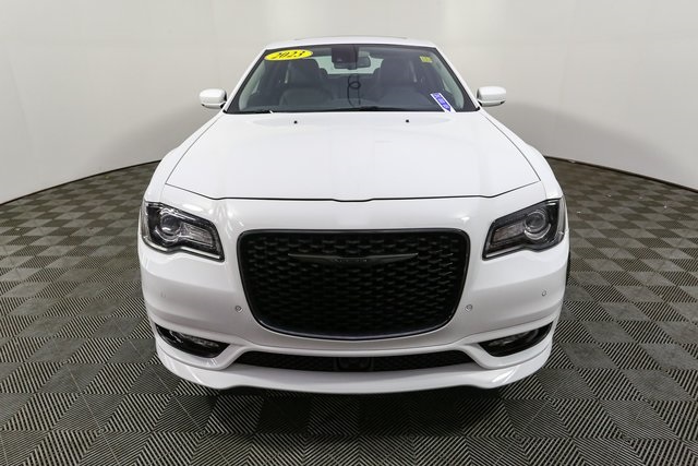2023 Chrysler 300 Touring L photo 3