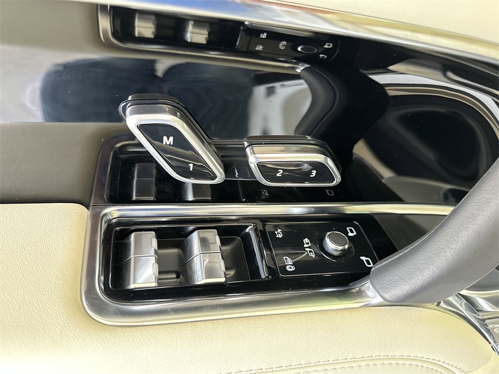 2024 Land Rover Range Rover SE photo 10