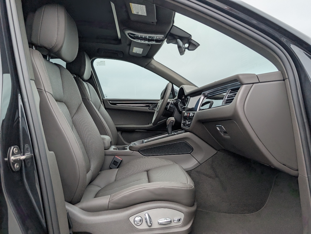 2025 Porsche Macan T photo 15