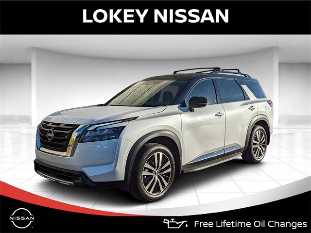 2025 Nissan Pathfinder Platinum's photo