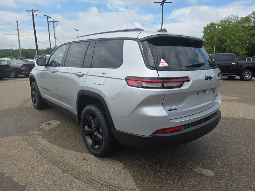 2025 Jeep Grand Cherokee Limited photo 2