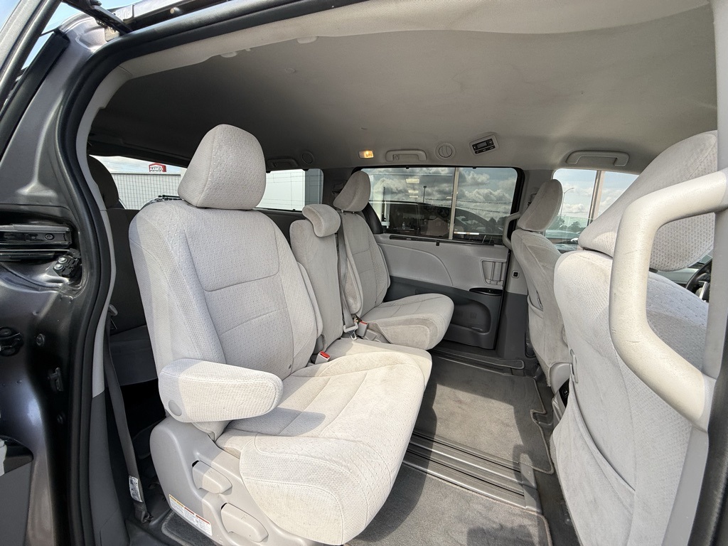 2020 Toyota Sienna LE photo 11