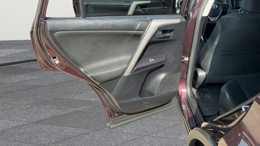 2018 Toyota RAV4 LE photo 21