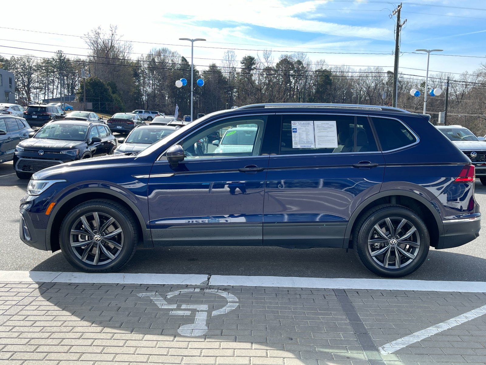 2022 Volkswagen Tiguan SE photo 2