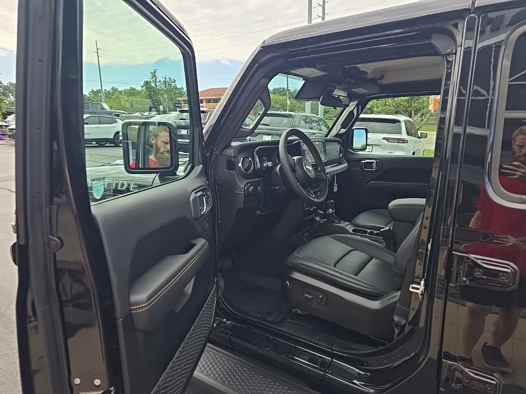 2025 Jeep Gladiator Sport photo 14